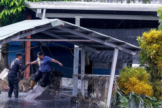 Taiwan rescuers battle thick mud to look for missing from Super Typhoon Ragasa - Ảnh 1.