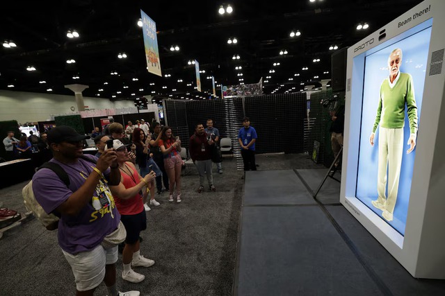 AI hologram of Spider-Man creator Stan Lee debuts at L.A. Comic Con - Ảnh 5.