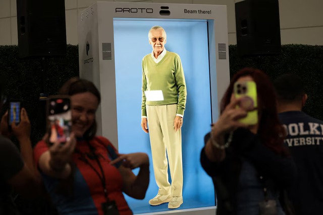 AI hologram of Spider-Man creator Stan Lee debuts at L.A. Comic Con - Ảnh 1.