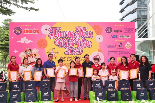 Sáng nay (28-9), 565 bạn nhỏ TP.HCM vui Trung thu mơ ước - Ảnh 4.