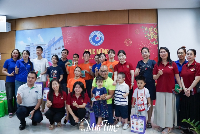 Trung thu mơ ước 2025: ấm áp niềm vui tại làng Hòa Bình - Ảnh 1.