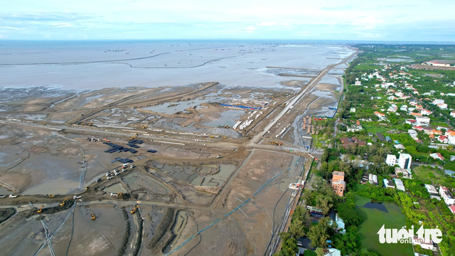 Drone photos of Can Gio sea reclamation urban area project in Ho Chi Minh City nearly 6 months after groundbreaking - Ảnh 1.