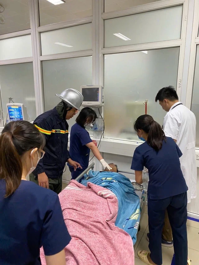 Cứu 8 người mắc kẹt trong bão Bualoi - Ảnh 1.