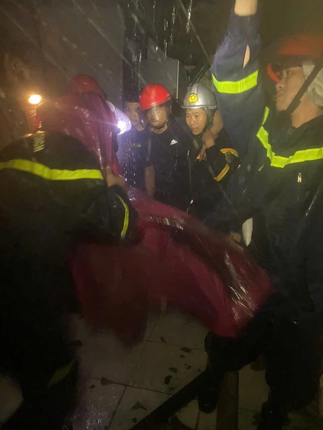 Cứu 8 người mắc kẹt trong bão Bualoi - Ảnh 3.