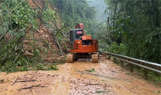 Bão Bualoi: 9 người chết, 18 người bị thương do lốc xoáy - Ảnh 1.