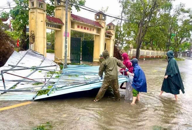 Bão Bualoi: Bí thư thôn bị cây đè chết khi đi trực bão - Ảnh 1.