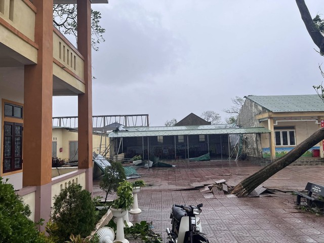 Trường học ở Hà Tĩnh, Thanh Hóa tan hoang do bão Bualoi- Ảnh 1. Trường học ở Hà Tĩnh, Thanh Hóa tan hoang do bão Bualoi- Ảnh 1.