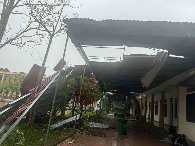Trường học ở Hà Tĩnh, Thanh Hóa tan hoang do bão Bualoi- Ảnh 8. Trường học ở Hà Tĩnh, Thanh Hóa tan hoang do bão Bualoi- Ảnh 8.