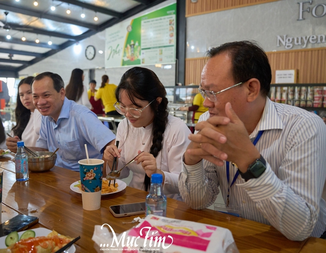 Teen Trường THPT Nguyễn Tất Thành ăn sáng cùng ban giám hiệu - Ảnh 1.