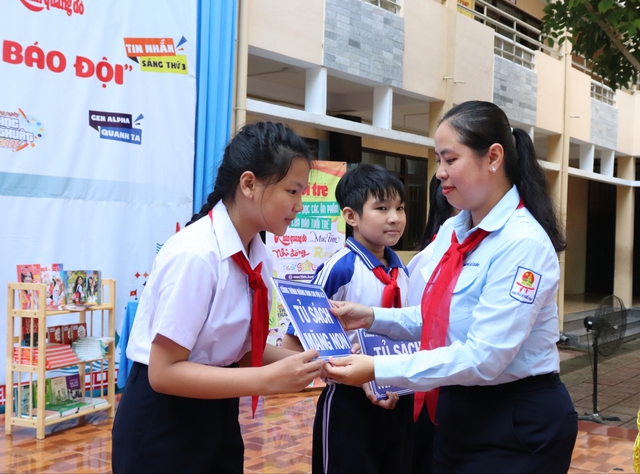 Cùng học trò Trường THCS Phước Thắng lan tỏa niềm vui 'Đọc và làm theo báo Đội' - Ảnh 2.