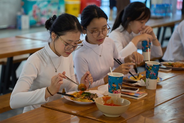 Bữa sáng thân tình giữa ban giám hiệu và học sinh Trường THPT Nguyễn Tất Thành - Ảnh 9.