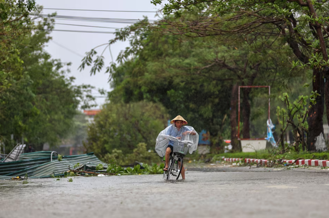 Two dead and 17 missing as Typhoon Bualoi hits Vietnam
- Ảnh 1.