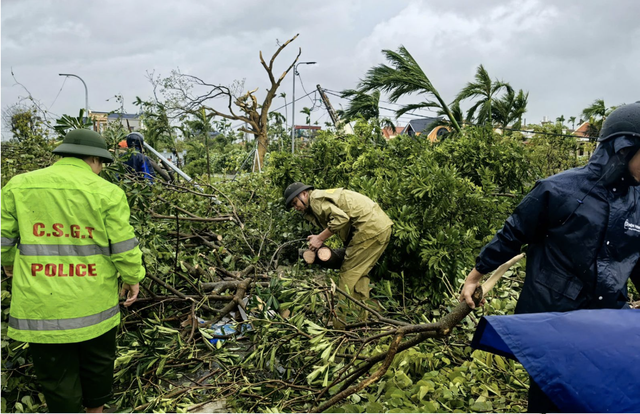 Tornadoes in Vietnam’s Ninh Binh kill 9, injure 18 during storm Bualoi - Ảnh 1.