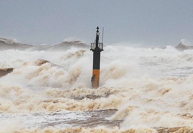 Vietnam braces for up to 5 more storms in East Vietnam Sea this year - Ảnh 1.