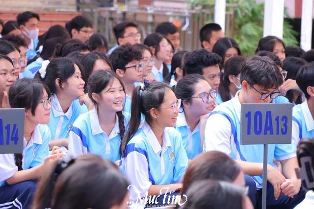 Học sinh lớp 10 Trường THPT Thủ Đức sẵn sàng cho năm học mới rực rỡ- Ảnh 9.