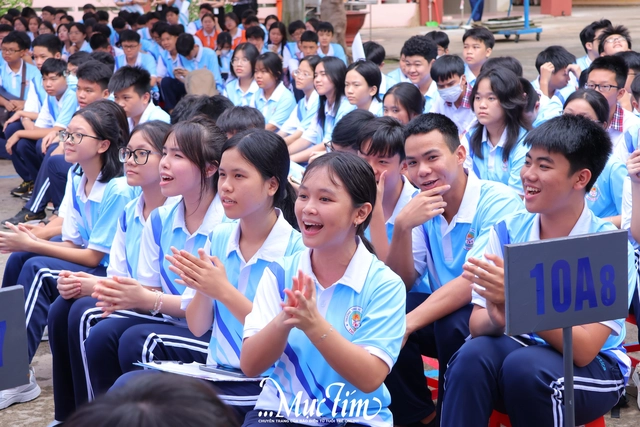 Học sinh lớp 10 Trường THPT Thủ Đức sẵn sàng cho năm học mới rực rỡ- Ảnh 11.