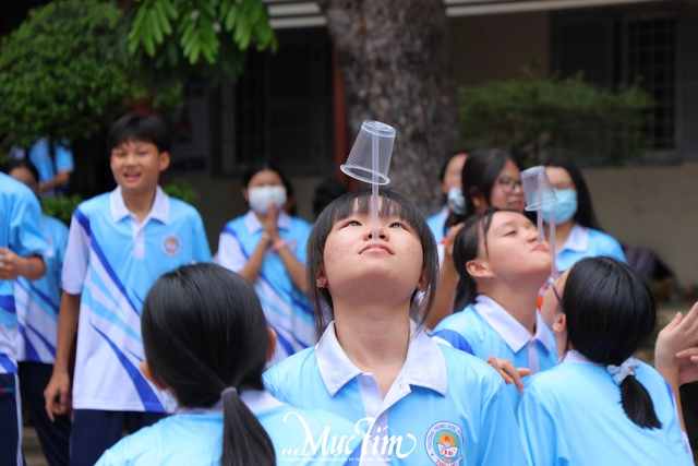 Học sinh lớp 10 Trường THPT Thủ Đức sẵn sàng cho năm học mới rực rỡ- Ảnh 17.
