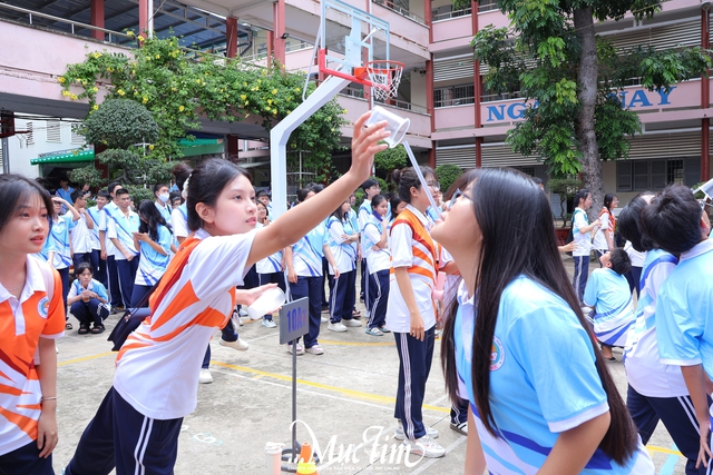 Học sinh lớp 10 Trường THPT Thủ Đức sẵn sàng cho năm học mới rực rỡ- Ảnh 15.