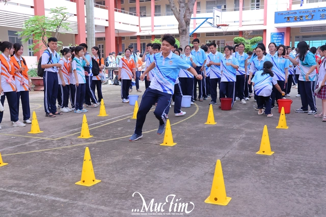 Học sinh lớp 10 Trường THPT Thủ Đức sẵn sàng cho năm học mới rực rỡ- Ảnh 22.