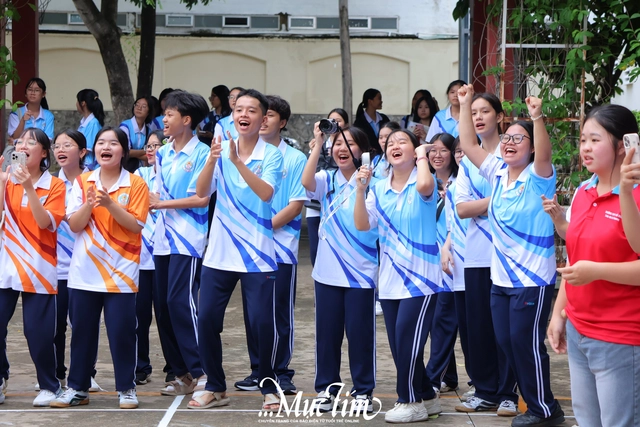Học sinh lớp 10 Trường THPT Thủ Đức sẵn sàng cho năm học mới rực rỡ- Ảnh 18.