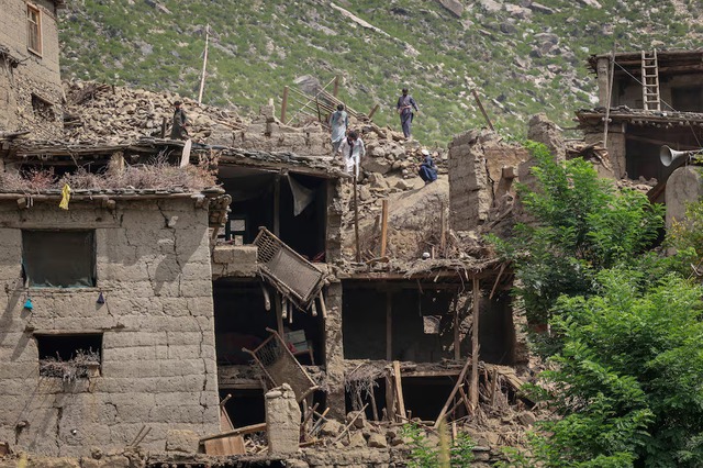 Afghanistan airdrops commandos to rescue earthquake survivors- Ảnh 4. Afghanistan airdrops commandos to rescue earthquake survivors- Ảnh 4.