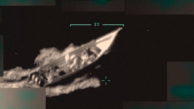 Khoảnh khắc tên lửa Mỹ đánh trúng tàu được cho là chở ma túy, 11 người chết - Tuổi Trẻ Online