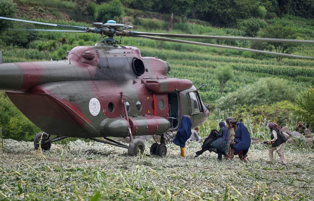 Afghanistan airdrops commandos to rescue earthquake survivors- Ảnh 5. Afghanistan airdrops commandos to rescue earthquake survivors- Ảnh 5.