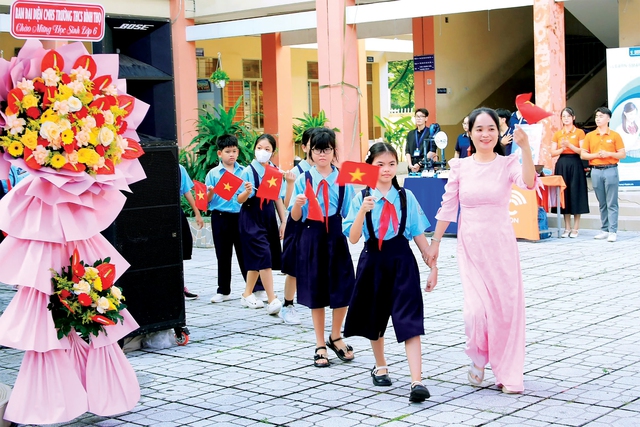 Muôn kiểu 'say hi' tân binh lớp 6 vui ơi là vui của các trường - Ảnh 8.