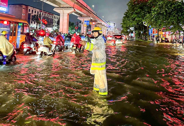 Hà Nội ngập sâu: Giao thông hỗn loạn, một số nơi mất điện, học sinh nghỉ học ngày mai - Ảnh 1.