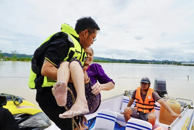 Thủy điện Tuyên Quang mở tất cả 8 cửa xả, khẩn trương tìm 4 người bị vùi lấp - Ảnh 3.
