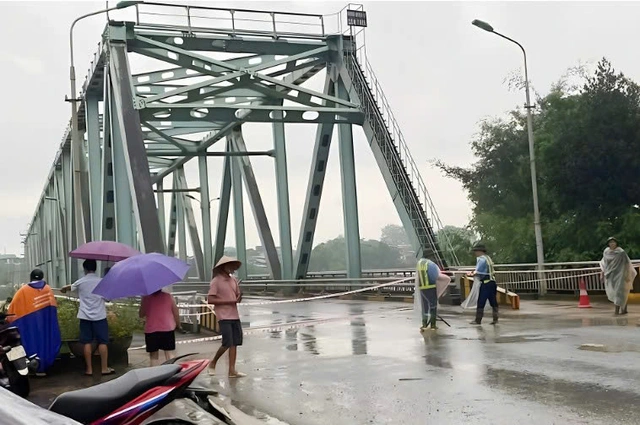 Hà Nội ngập sâu: Giao thông hỗn loạn, một số nơi mất điện, học sinh nghỉ học ngày mai - Ảnh 1.