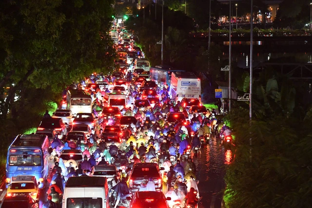Hà Nội cho học sinh nghỉ học ngày mai; 48 người chết và mất tích do mưa bão - Ảnh 2.