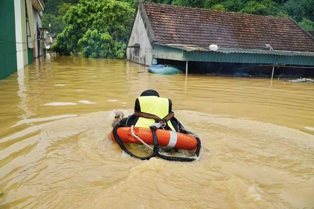 Thủy điện Tuyên Quang mở tất cả 8 cửa xả, khẩn trương tìm 4 người bị vùi lấp - Ảnh 1.