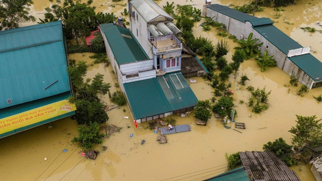 Hà Nội giao thông hỗn loạn; Lũ ở Hà Giang cao nhất 30 năm - Ảnh 2.