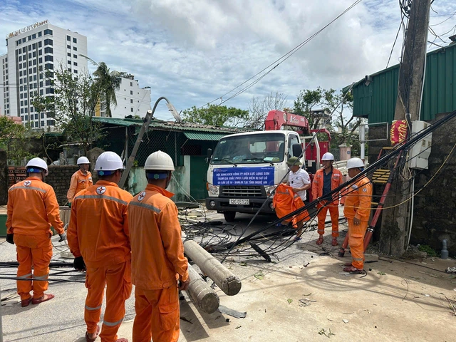 Hà Nội cho học sinh nghỉ học ngày mai; 48 người chết và mất tích do mưa bão - Ảnh 1.