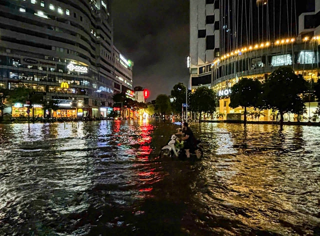 Hà Nội ngập sâu: Giao thông hỗn loạn, một số nơi mất điện, học sinh nghỉ học ngày mai - Ảnh 1.