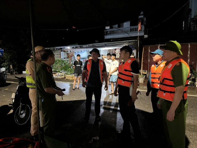 Hà Nội giao thông hỗn loạn; Lũ ở Hà Giang cao nhất 30 năm - Ảnh 1.