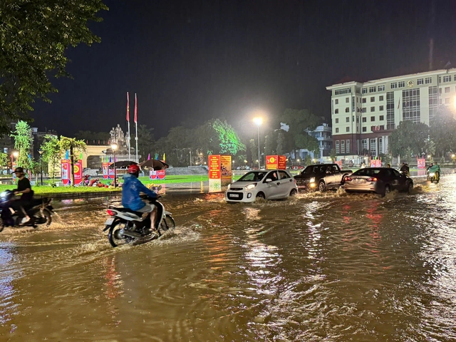 Hà Nội giao thông hỗn loạn; Lũ ở Hà Giang cao nhất 30 năm - Ảnh 2.