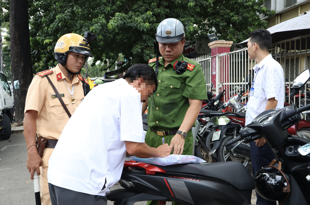 7 illegal parking lots shut down around major hospitals in Ho Chi Minh City  - Ảnh 1.
