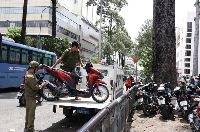 7 illegal parking lots shut down around major hospitals in Ho Chi Minh City  - Ảnh 3.