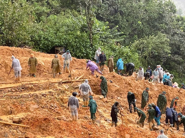 Hà Nội ngập sâu: Giao thông hỗn loạn, một số nơi mất điện, học sinh nghỉ học ngày mai - Ảnh 1.