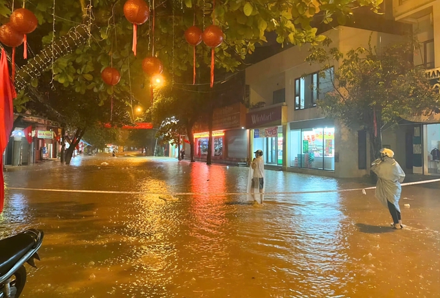 Red River flood in northern Vietnam surges 2.6m in 4 hours, residents evacuated - Ảnh 1.