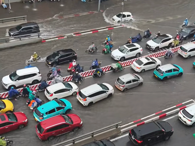 Heavy rain floods Hanoi streets, disrupts traffic, schools - Ảnh 5.