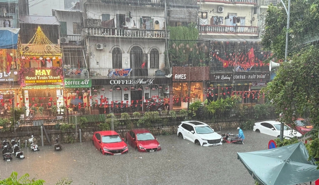 Heavy rain floods Hanoi streets, disrupts traffic, schools - Ảnh 4.