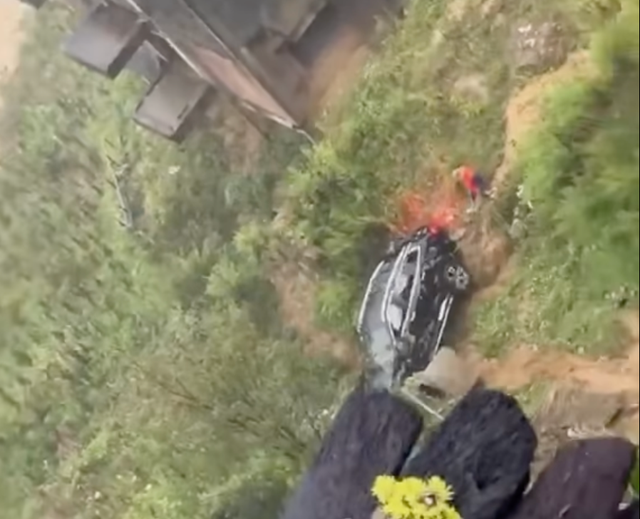 Landslide sweeps car off mountain road in northern Vietnam; driver unharmed - Ảnh 4. Landslide sweeps car off mountain road in northern Vietnam; driver unharmed - Ảnh 4.