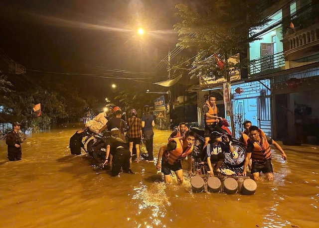 Hà Nội giao thông hỗn loạn; Lũ ở Hà Giang cao nhất 30 năm - Ảnh 1.