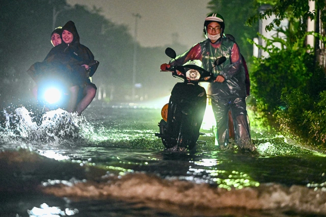 Hà Nội giao thông hỗn loạn; Lũ ở Hà Giang cao nhất 30 năm - Ảnh 1.