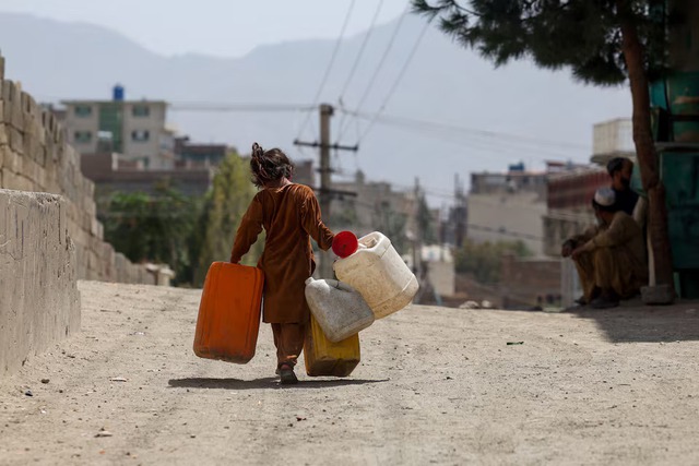 Kabul's wells run dry, driving children out of class and into water queues - Ảnh 1.