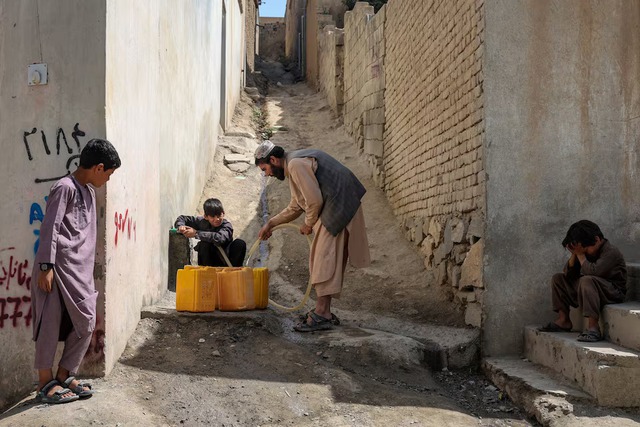 Kabul's wells run dry, driving children out of class and into water queues - Ảnh 2.