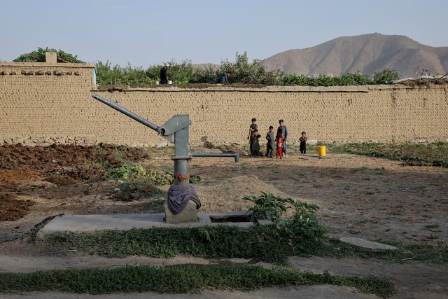 Kabul's wells run dry, driving children out of class and into water queues - Ảnh 5.